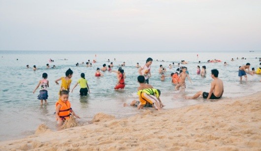 Du khách tắm biển tại Quảng Bình (Ảnh tư liệu).