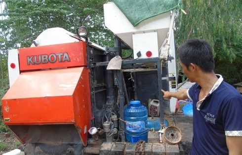 Thợ gặt Thành không nộp tiền “bảo kê” nên bị nhóm đối tượng tấn công và phá hỏng máy gặt lúa.