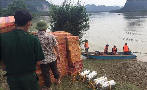 Vận chuyển hàng cứu trợ cho người dân xã Tân Hóa sáng 17/10. Ảnh: Châu Á.