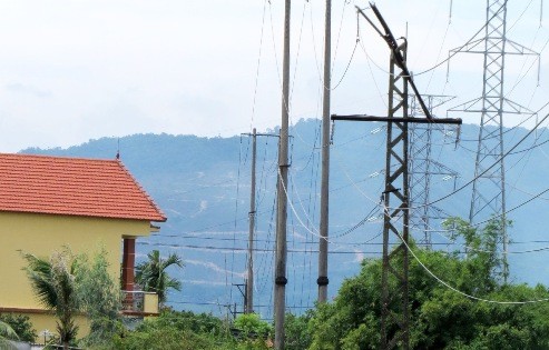 Một đoạn đường dây điện trung thế qua phường Bắc Nghĩa bị hư hỏng gây mất an toàn cho các khu dân cư.