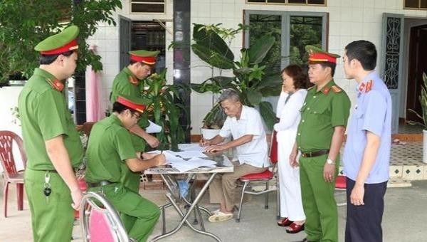 Lực lượng công an tống đạt quyết định khởi tố đối với ông Xoài. Ảnh: CAQB