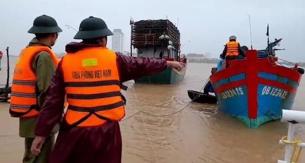 Biên phòng đưa tàu cá về nơi tránh trú an toàn sau khi cứu hộ.