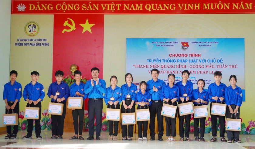 Trao quà cho các học sinh có hoàn cảnh khó khăn vươn lên trong học tập.