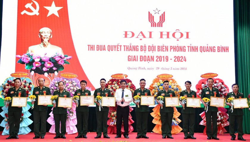 Lãnh đạo UBND tỉnh Quảng Bình tặng bằng khen cho các cá nhân, tập thể Bộ chỉ huy BĐBP tỉnh Quảng Bình có thành tích xuất sắc giai đoạn 2019-2024. (Ảnh: Hà Phong).