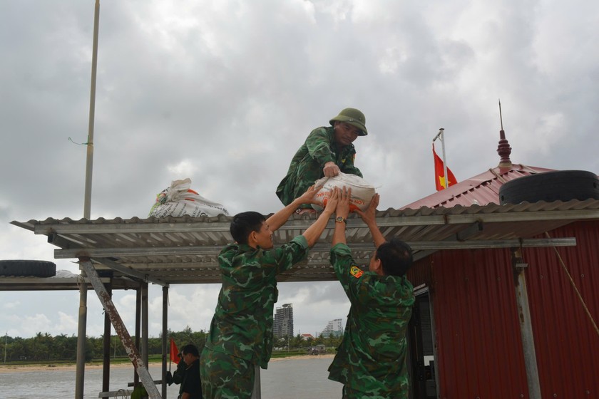 Chằng chống nhà cửa tại TP Đồng Hới (Quảng Bình) để đảm bảo an toàn. 