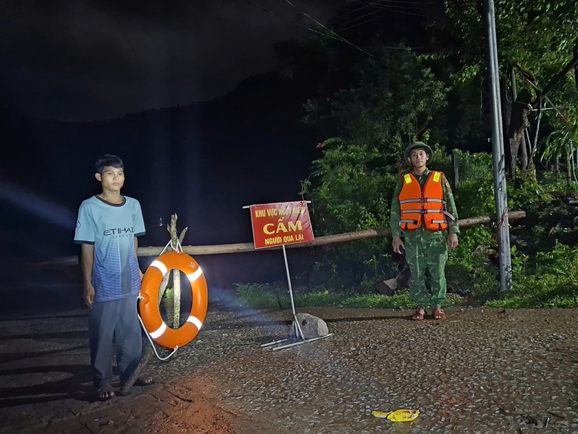 Lực lượng chức năng chốt chặn khu vực ngập sâu ở xã Dân Hóa, huyện Minh Hóa, để ngăn người dân qua lại.