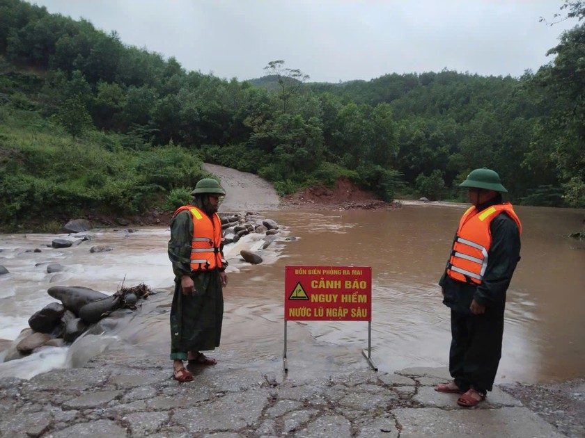 Một đường vào các bản làng ở xã Trọng Hóa, huyện Minh Hóa bị lũ ngập, chia cắt.