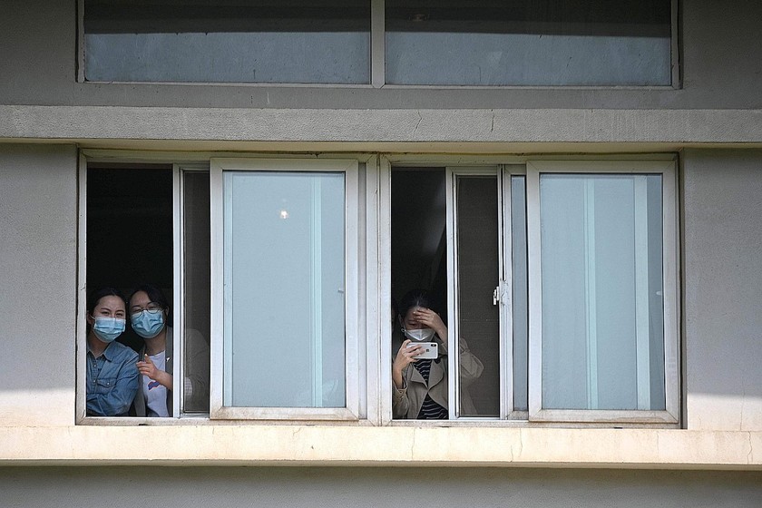 Những bệnh nhân dài hạn phải sống cuộc sống cách ly của Bệnh viện Jinyintan ở Vũ Hán. Ảnh: Straitstimes