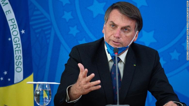 Tổng thống Jair Bolsonaro trả lời các nhà báo trong cuộc họp báo tháng ba ở Brasilia về sự bùng phát của virus corona. Ảnh: CNN