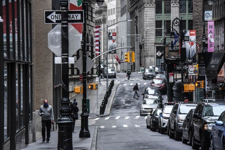 Một con đường vắng với các cửa hàng đóng cửa  trong khu tài chính của TP New York (Mỹ): Ảnh: AFP