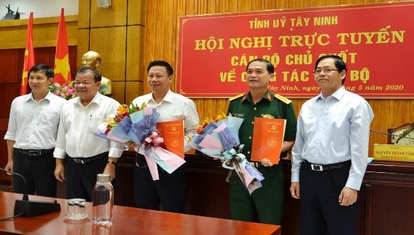 Thường trực Tỉnh ủy Tây Ninh chúc mừng các đồng chí được Ban Bí thư Trung ương Đảng chuẩn y giữ chức vụ mới. Ảnh: VGP
