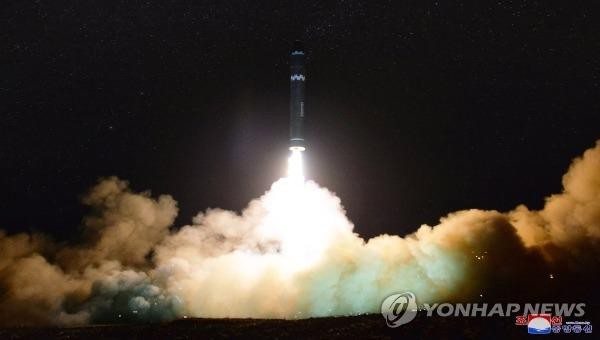 Vụ bắn thử tên lửa đạn đạo liên lục địa Hwasong-15 của Triều Tiên vào ngày 29/1/2017 do KCNA công bố. Ảnh: Yonhap