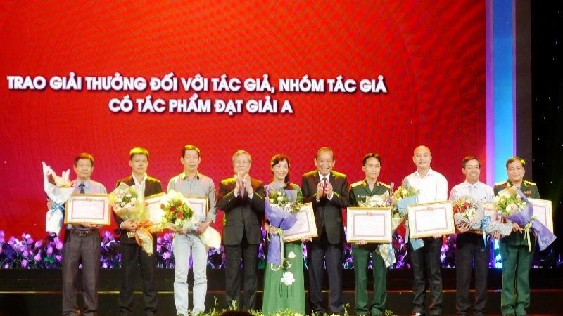 Trao giải A cho các tác giả tại Lễ trao giải năm 2018. Ảnh: HM/dangcongsan