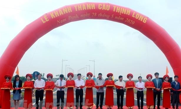 Các đại biểu cắt băng khánh thành cầu Thịnh Long. (Ảnh: Việt Hùng/Vietnam+)