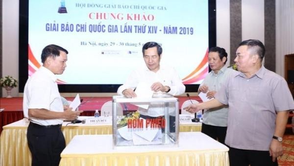 Thành viên Hội đồng giám khảo Giải Báo chí quốc gia lần thứ XIV - năm 2019 bỏ phiếu chấm điểm các tác phẩm báo chí. Ảnh: hanoimoi.com.vn