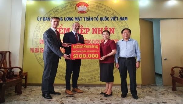 Đại diện Ủy ban Trung ương Mặt trận Tổ quốc Việt Nam tiếp  nhận ủng hộ của Pharma Group. 