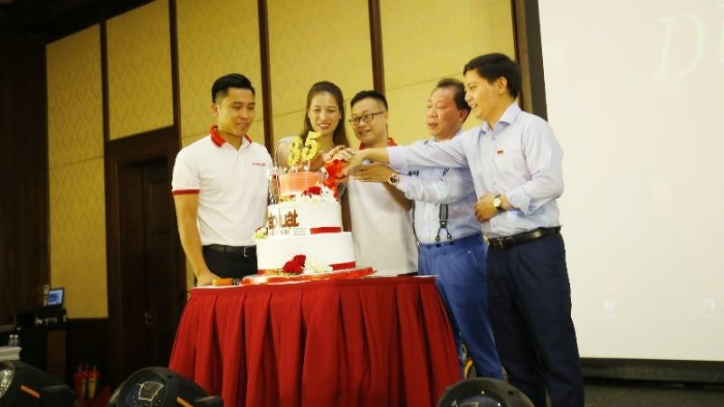 Đại diện Đảng ủy, Ban Biên tập và tổ chức xã hội của báo Pháp luật Việt Nam cắt bánh mừng sinh nhật lần thứ 35 của Báo.