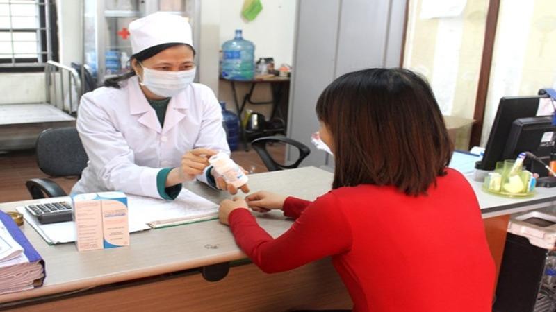 Hướng dẫn người có HIV/AIDS về phương án điều trị ARV. Ảnh: vaac.gov.vn