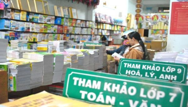 Dư luận xã hội lo lắng về tình trạng "loạn" sách tham khảo. Ảnh minh hoạ: baoquangngai