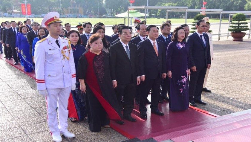 Các đồng chí lãnh đạo thành phố Hà Nội đặt vòng hoa, vào Lăng viếng Chủ tịch Hồ Chí Minh. Ảnh: HNM