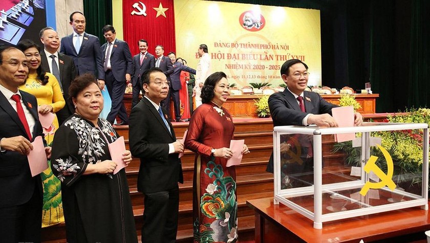 Bí thư Thành uỷ Hà Nội Vương Đình Huệ cùng các đại biểu bỏ phiếu bầu Ban Chấp hành Đảng bộ TP Hà Nội khoá XVII. Ảnh: HNM