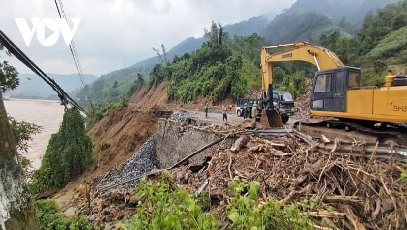 Đường lên thủy điện Rào Trăng 3 đang ngập lụt và sạt lở.