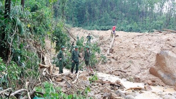 Lãnh đạo Quân khu 4 tiếp cận hiện trường để đánh giá và chuẩn bị phương án cứu hộ-cứu nạn. - Ảnh: QĐND