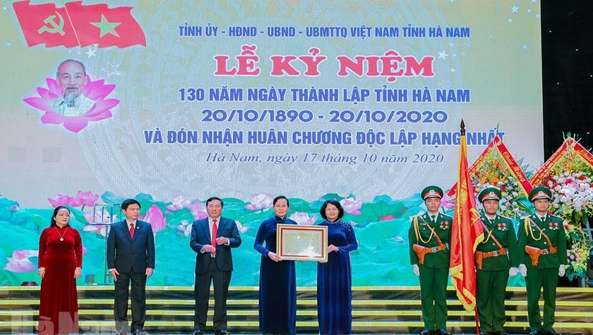 Thay mặt lãnh đạo Đảng, Nhà nước, Phó Chủ tịch nước Đặng Thị Ngọc Thịnh trao Huân chương Độc lập hạng Nhất cho nhân dân và cán bộ tỉnh Hà Nam. Ảnh: VGP