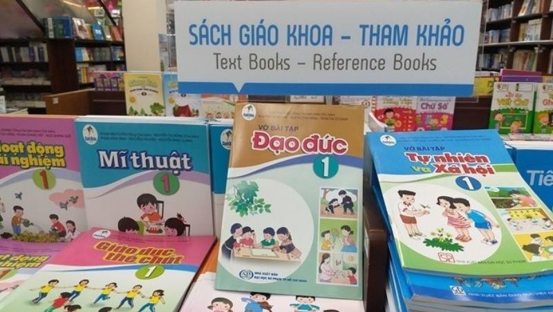 Dư luận bất bình vì tình trạng "ép" mua sách tham khảo. Ảnh minh hoạ: CAND