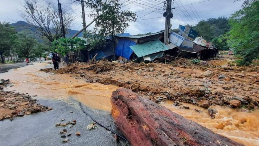 Mưa lũ dẫn đến sạt lở đất tại huyện Nam Trà Mi (tỉnh Quảng Nam). Ảnh: Vũ Vân Anh