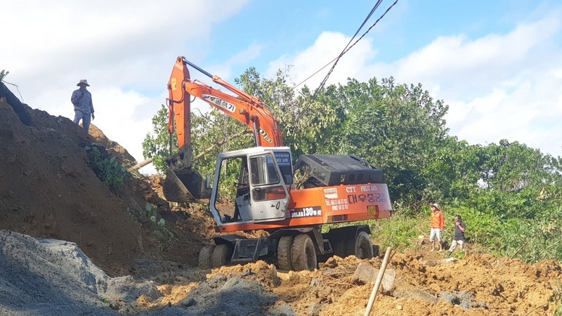 Lực lượng chức năng đã huy động máy múc, mở đường từ Quốc lộ 40B để vào hiện trường vụ sạt lở ở huyện Nam Trà My (Quảng Nam). Ảnh: Văn Phong - Đình Sang