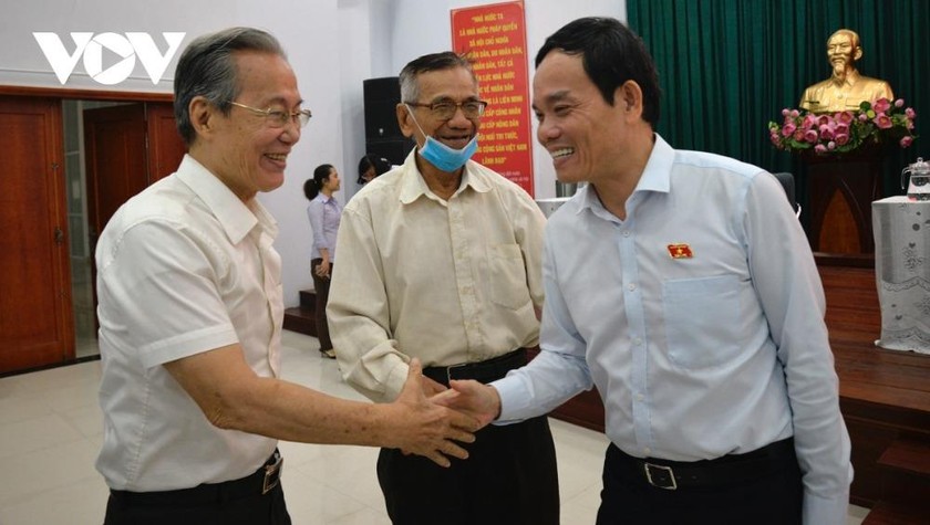 Ông Trần Lưu Quang, Phó Bí thư thường trực Thành uỷ TPHCM trao đổi với các cử tri tại phiên tiếp xúc cử tri sau kỳ họp.