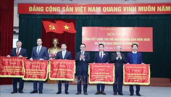 Tập thể có thành tích xuất sắc nhận Cờ thi đua của Ban Đối ngoại Trung ương. Ảnh: TTXVN