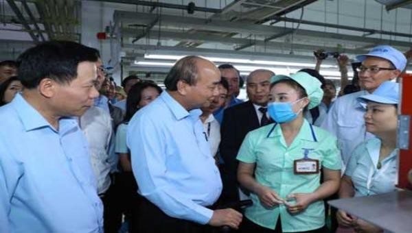 Thủ tướng hỏi thăm tình hình sản xuất và đời sống của công nhân tại  Khu công nghiệp VSIP Bắc Ninh. Ảnh: VGP