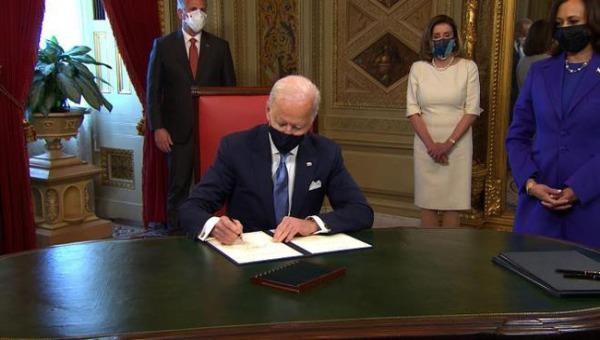 Tân Tổng thống Mỹ Joe Biden ký gần 20 sắc lệnh hành pháp trong ngày đầu nhậm chức. Ảnh: Reuters