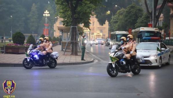 Cảnh sát Giao thông dẫn Đoàn đại biểu viếng Lăng Bác sáng 25/1. Ảnh: Cục CSGT