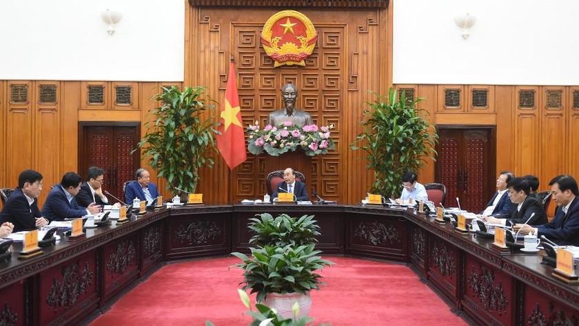 Thủ tướng Nguyễn Xuân Phúc chủ trì cuộc họp Thường trực Chính phủ về phân bổ vốn đầu tư công trung hạn. Ảnh: VGP/Quang Hiếu