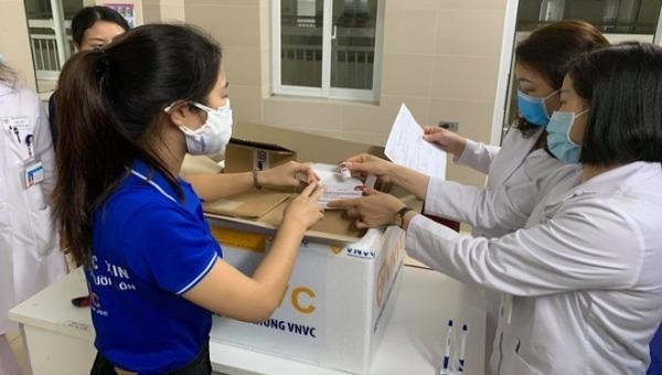  Vaccine được VNVC bàn giao cho BV Thanh Nhàn. Ảnh: NDĐT