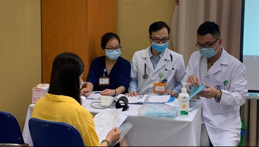 Tư vấn cho tình nguyện viên đầu tiên tiêm mũi 1 vaccine Covivac phòng COVID-19 của Việt Nam. Ảnh: VGP/Hiền Minh