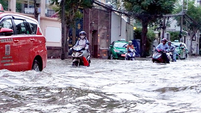 Triều cường gây ngập khu vực đường Nguyễn Văn Hưởng, phường Thảo Điền, quận 2 (TP Hồ Chí Minh). Ảnh minh hoạ: NDĐT