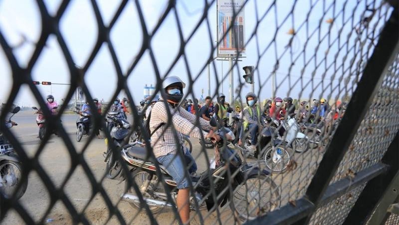 Rào chắn đã được thiết lập ở biên giới Thủ đô Phnom Penh và tỉnh Kandal sáng 15/4/2021. Ảnh: PhnomPenh Post
