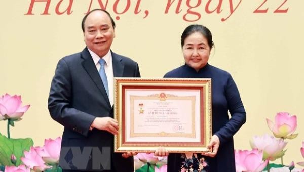 Chủ tịch nước Nguyễn Xuân Phúc trao tặng Danh hiệu Anh hùng Lao động thời kỳ đổi mới cho đại diện gia đình cố Giáo sư, Viện sỹ Vũ Tuyên Hoàng - Ảnh: TTXVN