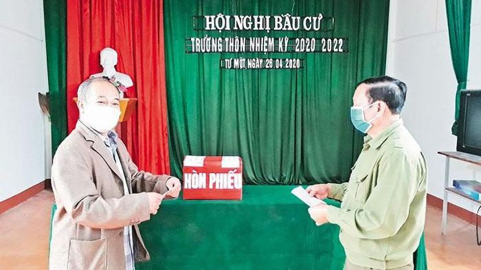 Bầu cử trưởng thôn ở thôn Tư Một, xã Quý Sơn, huyện Lục Ngạn.