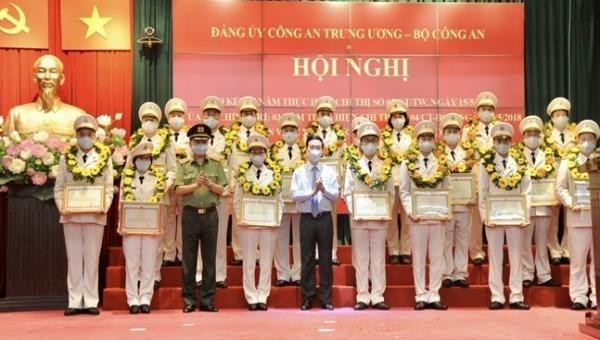 Thường trực Ban Bí thư Võ Văn Thưởng và Bộ trưởng Tô Lâm trao Bằng khen của Bộ Công an tặng 20 tập thể, cá nhân có thành tích xuất sắc trong thực hiện Chỉ thị 05 và Chỉ thị 04.