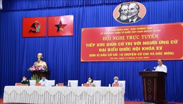 Chủ tịch nước Nguyễn Xuân Phúc trình bày Chương trình hành động tại hội nghị trực tuyến tiếp xúc giữa cử tri 21 xã, thị trấn huyện Củ Chi với người ứng cử đại biểu Quốc hội sáng 14/5. Ảnh: TTXVN