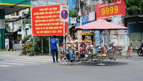 Chốt kiểm dịch COVID-19 trên đường Lê Quang Định, quận Gò Vấp. Ảnh: Kim Vân/giadinh.net