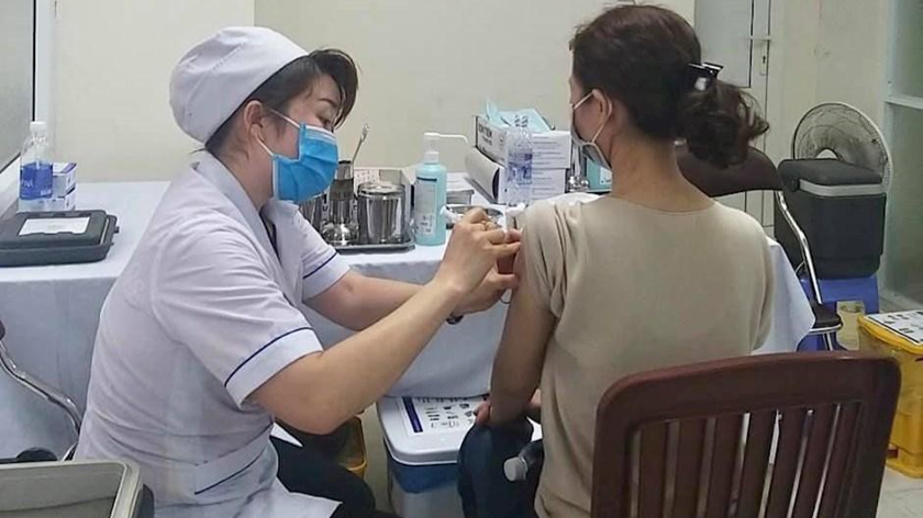 Chính phủ không yêu cầu DN phải trả kinh phí tiêm vaccine cho người lao động. Ảnh minh họa: thanhuytphcm.vn