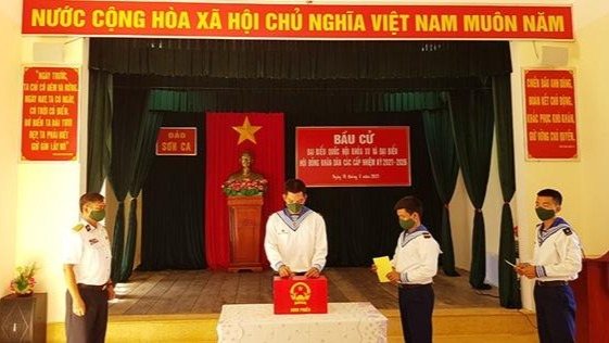 Cán bộ, chiến sĩ trên đảo Sơn Ca thực hiện bỏ phiếu bầu cử. Ảnh: Hoàng Triệu/QĐND