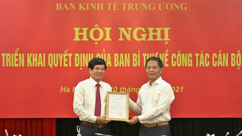 Trưởng ban Kinh tế Trung ương Trần Tuấn Anh trao quyết định và chúc mừng ông Đỗ Ngọc An. 