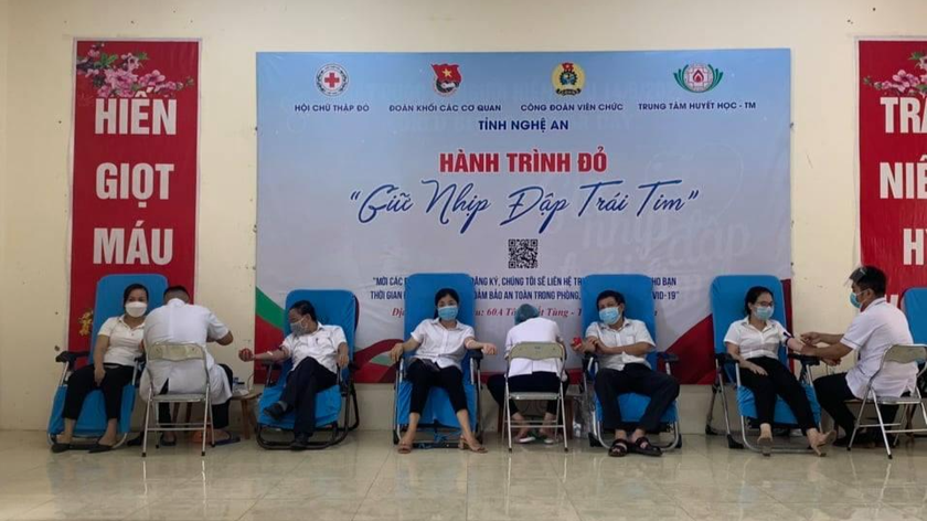 Cán bộ TAND tỉnh Nghệ An hiến máu hưởng ứng chương trình “Hành trình đỏ - Giữ nhịp đập trái tim”.